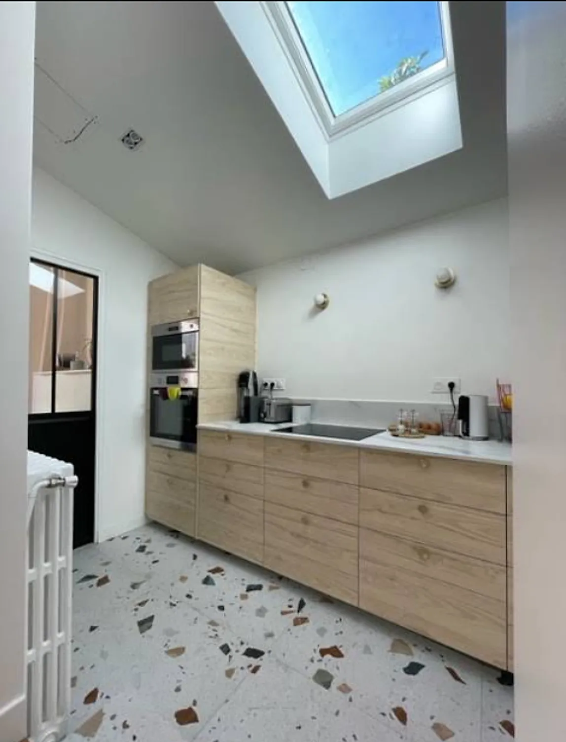 Cuisine en bois clair et terrazzo