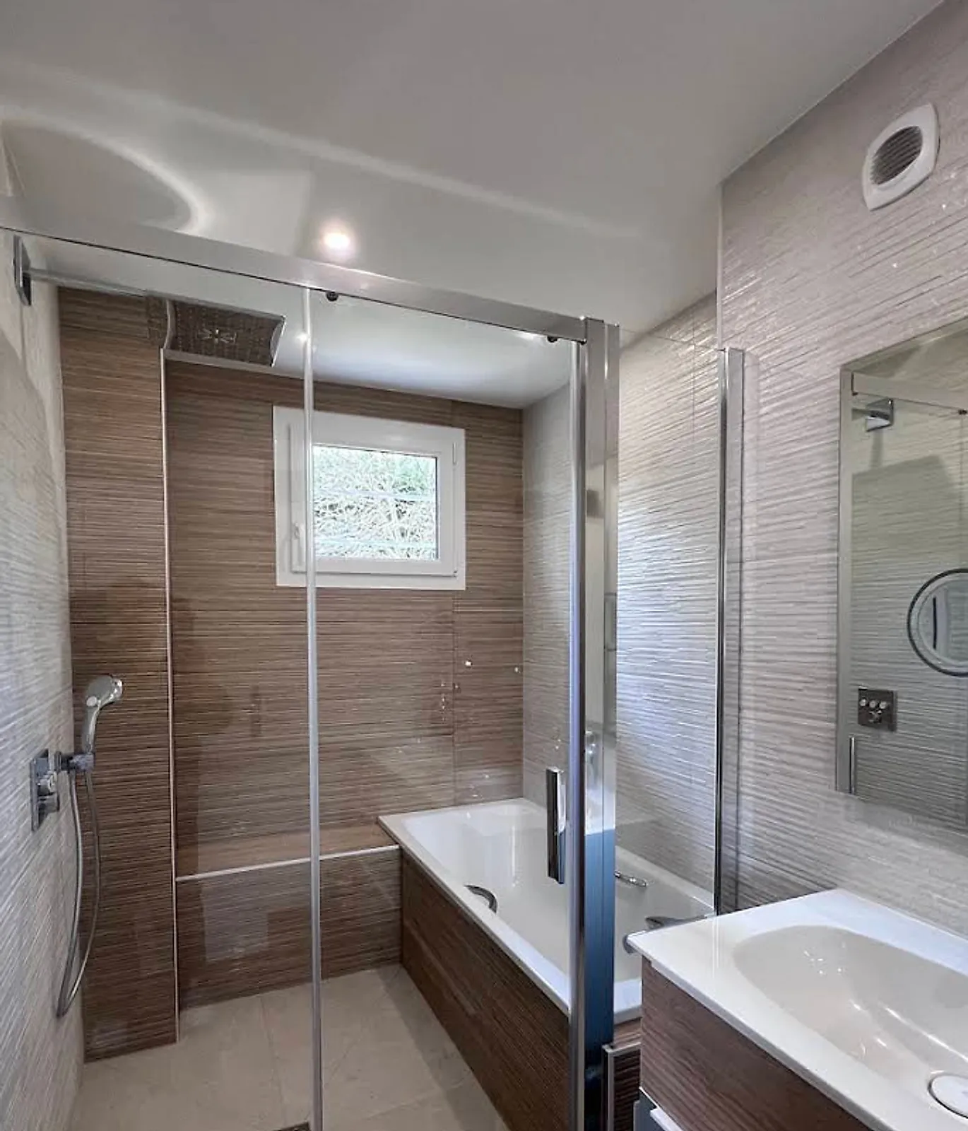 Salle de bain, douche et baignoire